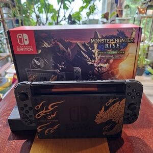 Nintendo Switch Monster Hunter Rise Edition - Black with Gold Accents